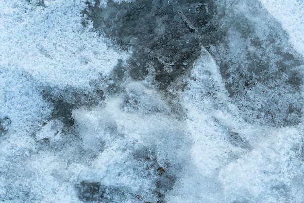 Textura de la corteza de hielo en invierno en el lago