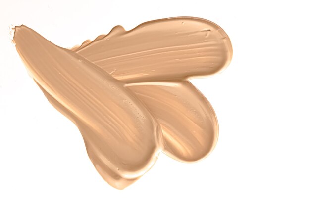 Textura cosmética de belleza beige aislada sobre fondo blanco manchado maquillaje emulsión crema frotis o fo ...