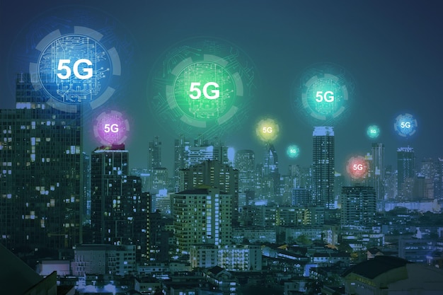 Textura creativa de la ciudad de la noche oscura con holograma de circuito 5G brillante velocidad de Internet ubanización comunicación y concepto de conexión exposición doble