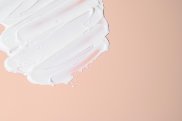 Textura de crema blanca sobre un fondo pastel Muestra de crema blanca con espacio de copia Textura cosmética