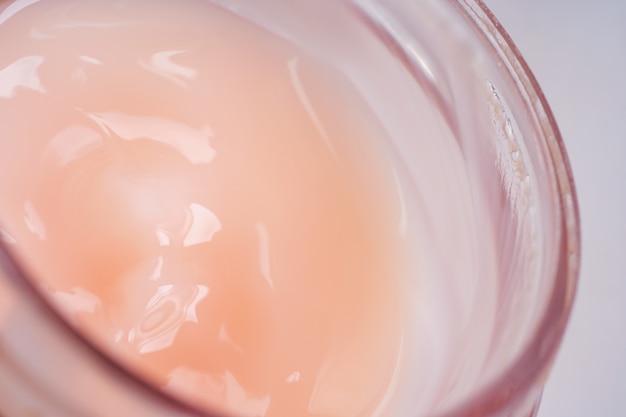 Foto textura de crema en una jarra rosa