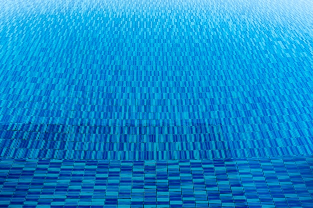 Textura da água azul na piscina. conceito de fundo de viagens e verão.