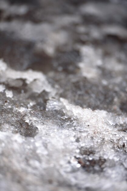 Textura da neve derretida na calçada