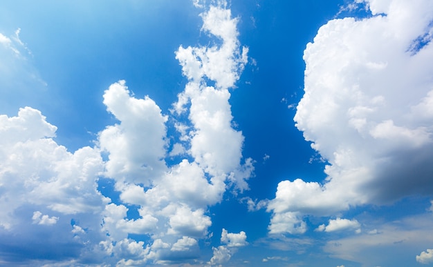 Textura da nuvem e do céu nuvens brancas no céu azul textura do céu