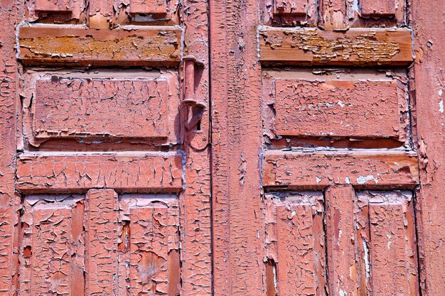 Textura da velha porta descascando tinta em portas de madeira como um detalhe