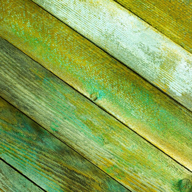 Textura das placas de celeiro de madeira velha com uma tonalidade verde