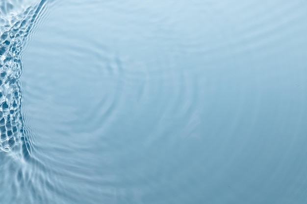 Textura de água azul superfície de água pura azul com ondas e ondulações Espaço de cópia plana leiga