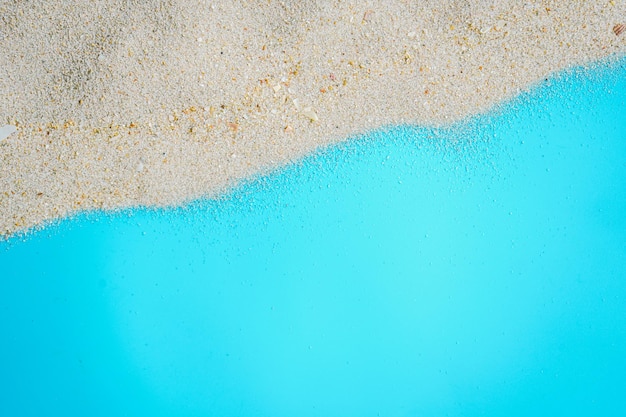 Textura de areia da praia do mar sobre fundo azul com espaço de cópia Fundo de verão