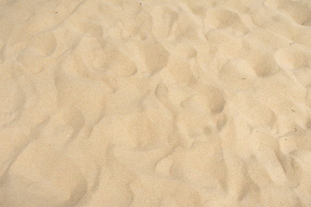 Textura de areia da praia isolada no branco