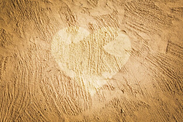 Textura de areia riscada com um coração