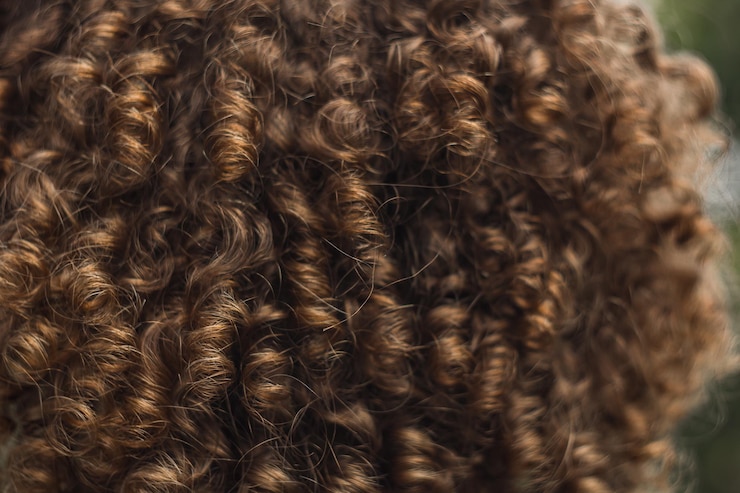 Foto textura de cabelo encaracolado masculino fechado permanente para penteado estiloso masculino