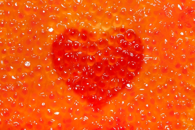 Textura de caviar vermelho com sinal de coração