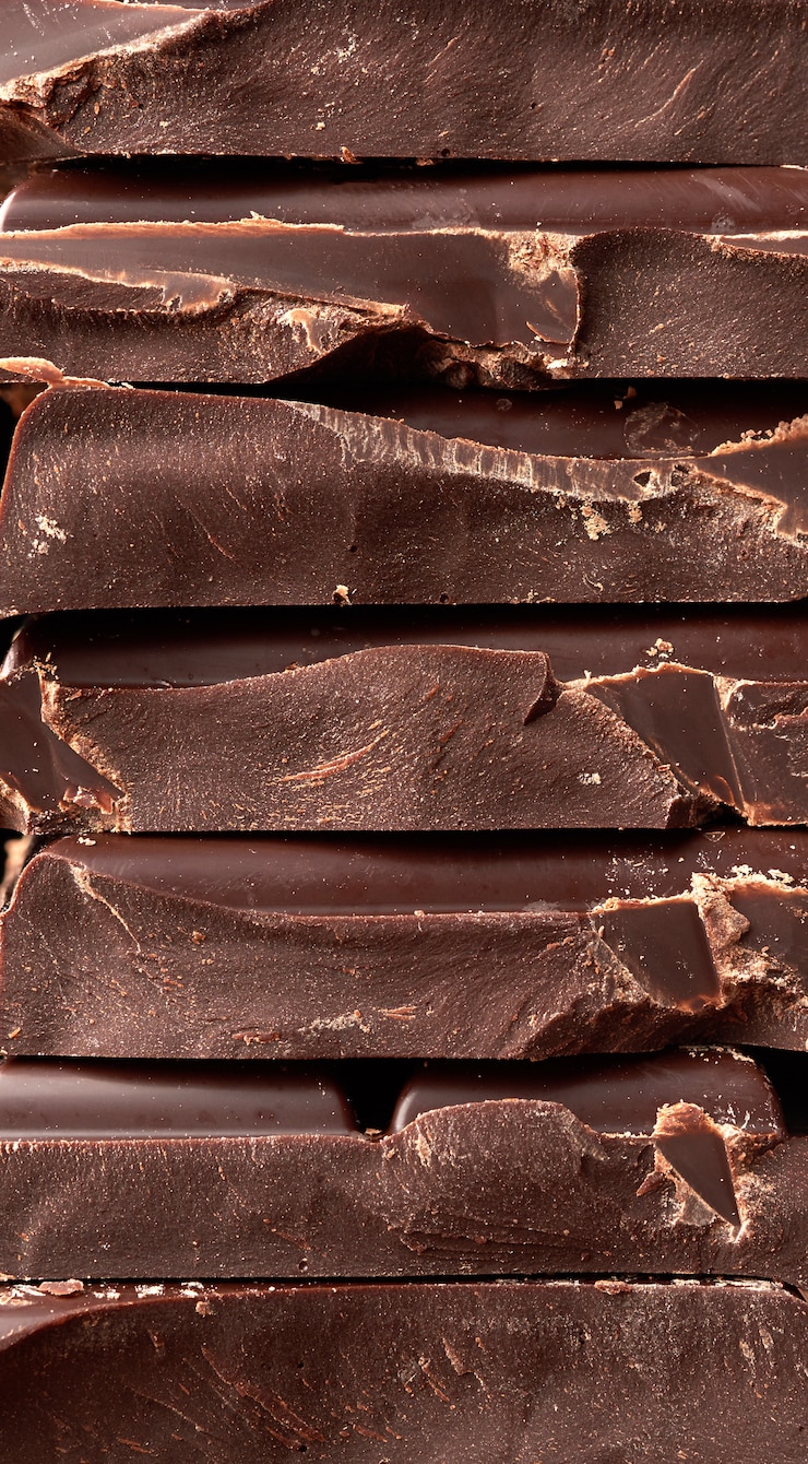 Foto textura de chocolate preta quebrada, quadro completo, ingrediente doce culinária