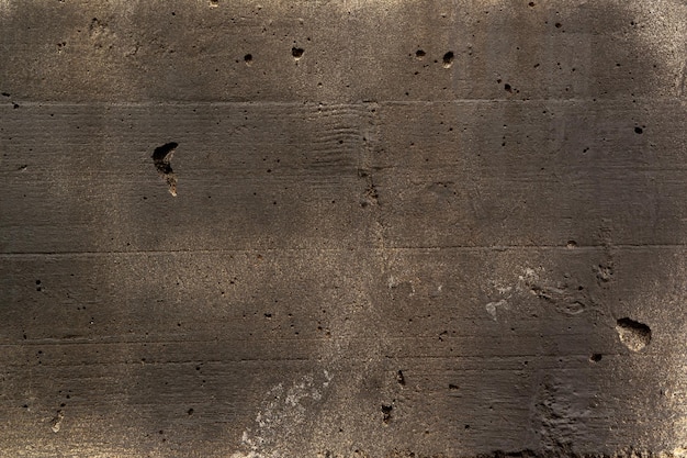 Textura de cofragem de concreto onde você pode ver a textura de madeira pintada com tinta spray preta
