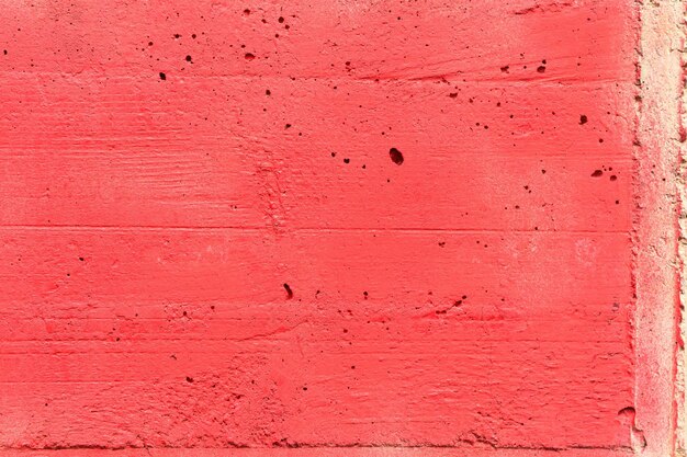 Textura de cofragem de concreto onde você pode ver a textura de madeira pintada com tinta spray vermelha
