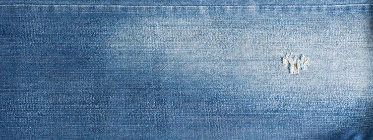 Foto textura de design de jeans de moda jeans rasgado. banner de textura de jeans jeans azul com espaço de cópia para plano de fundo do texto. textura de moda jeans de lona. banner panorâmico de moda