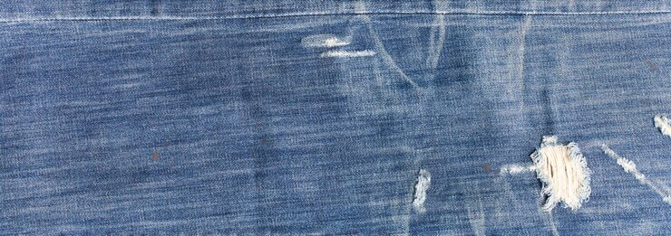 Foto textura de design de jeans de moda rasgada banner de textura de jeans azul com espaço de cópia para fundo de design de texto textura de moda de jeans de lona banner de moda panorâmico