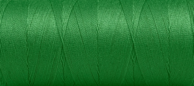 Textura de fios em um carretel de cor verde sobre um fundo branco fechado