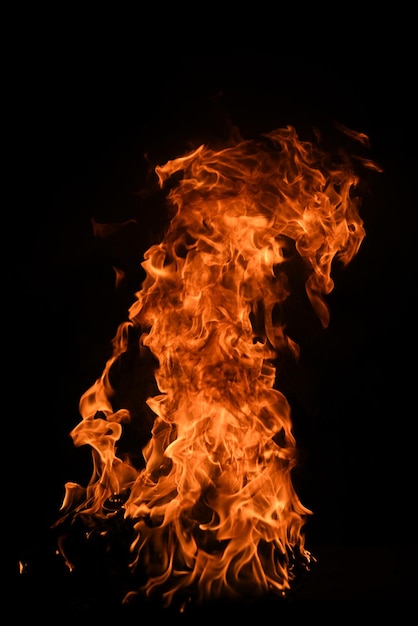 Textura de fogo em um fundo preto abstrato fogo chama fundo grande fogo ardente