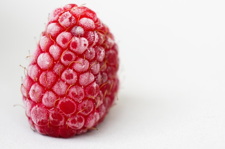 Foto textura de framboesa congelada de perto para fundo e seu texto