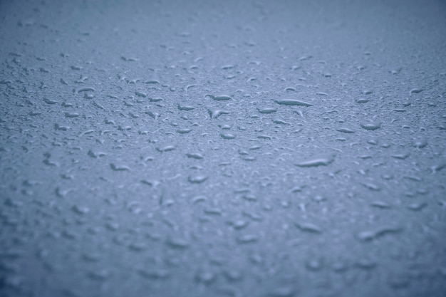 Textura de fundo abstrata azul coberta com pingos de chuva por condensação