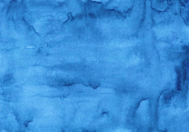 Textura de fundo azul aguado em aquarela. Fundo em aquarela de pintados à mão. Céu azul manchas no papel.