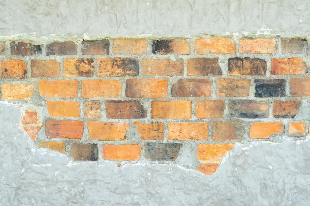 Textura de fundo de concreto cinza sujo velho com tijolos laranja no meio usado em obras de arte decorativa Textura de parede de concreto cinzento ou parede de tijolos com padrão e listras estranhos