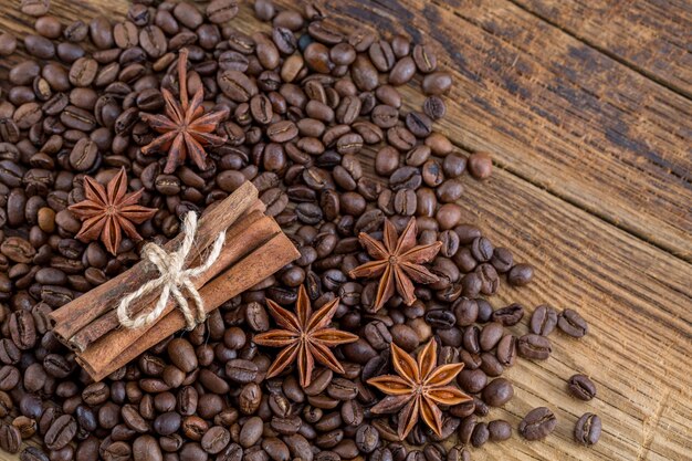 Textura de fundo de grãos de café, canela e estrelas de anis