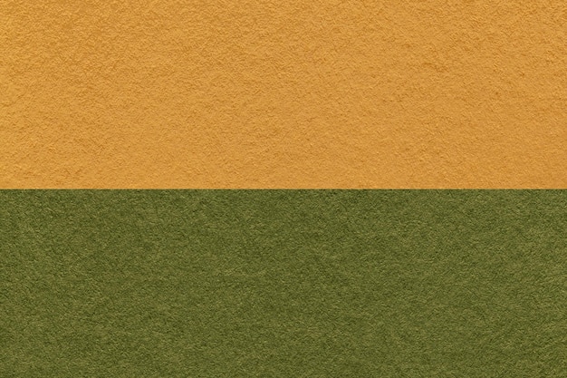 Textura de fundo de papel amarelo e verde escuro artesanal metade de duas cores macro Cartão verde-oliva denso vintage