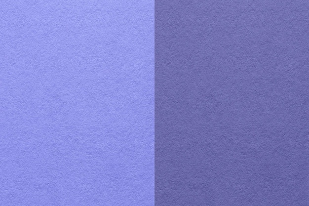 Textura de fundo de papel azul metade de duas cores macro muito peri cor do ano 2022 estrutura de papelão kraft de lavanda denso cenário de feltro closeup