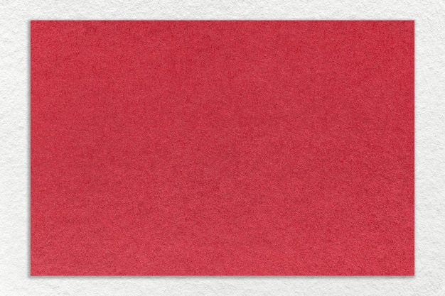 Textura de fundo de papel de cor vermelha artesanal com macro de borda branca Estrutura de papelão de rubi kraft vintage