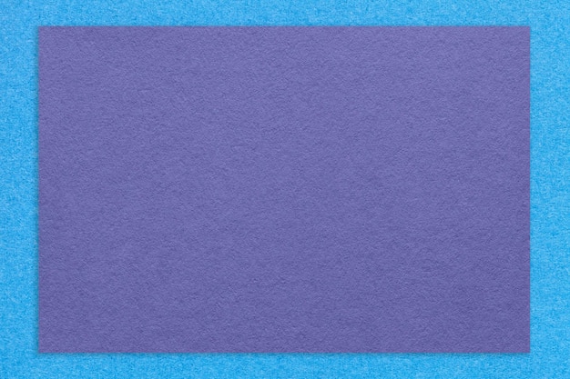 Textura de fundo de papel de cor violeta artesanal com macro de borda azul estrutura de papelão kraft vintage muito peri