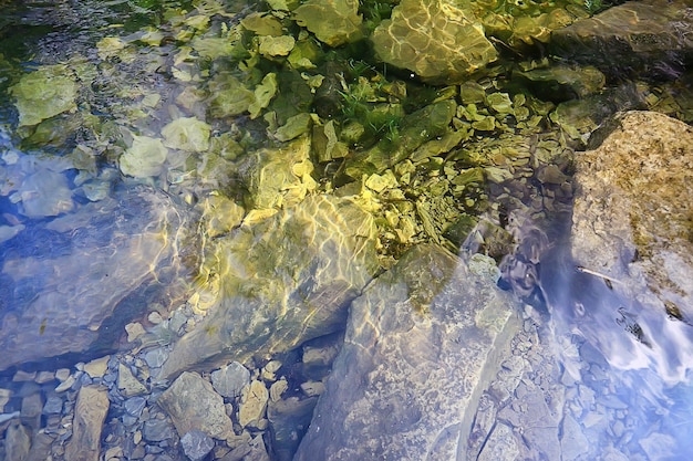 textura de fundo de pedras de água transparente, natureza abstrata de fundo aqua