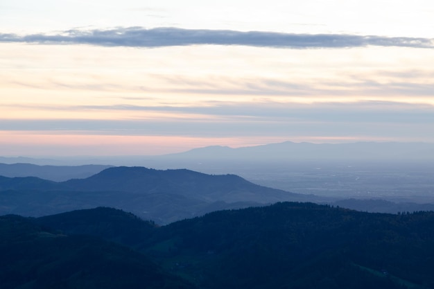 Textura de fundo e espaço de cópia Fundo azul Vista de cima e de longe das colinas e do céu ao pôr-do-sol