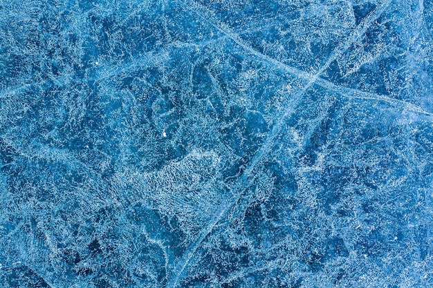 Textura de fundo única de gelo Padrão de inverno no gelo azul do lago Rachaduras e bolhas de ar Horizontal