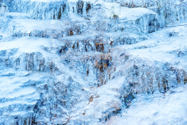 Textura de gelo em uma rocha. fundo abstrato de inverno