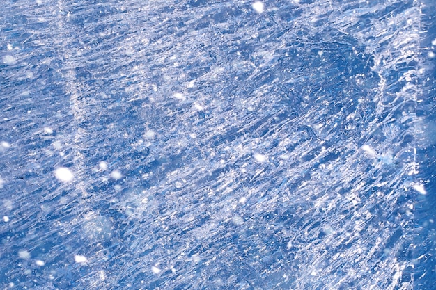 Textura de gelo no inverno. Pedaços de água congelada em uma rua no inverno. A textura e a textura da água congelada no inverno e ao ar livre.