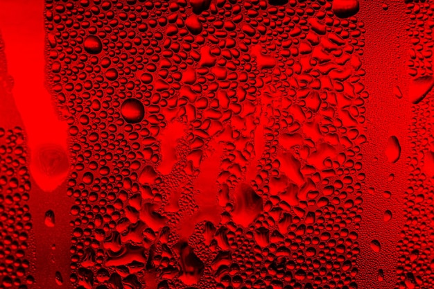 Textura de gota de água macro vermelha, gotas de água no fundo vermelho