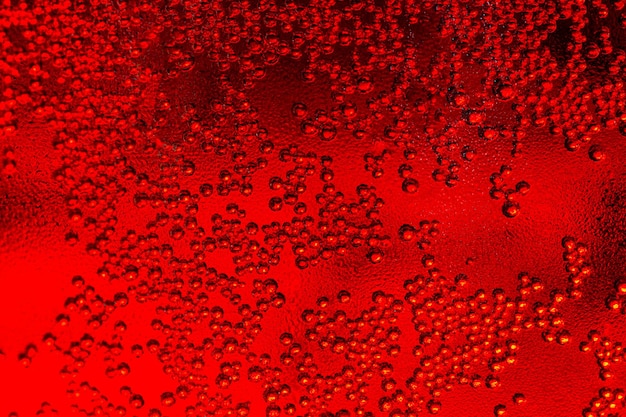 Textura de gota de água macro vermelha, gotas de água no fundo vermelho