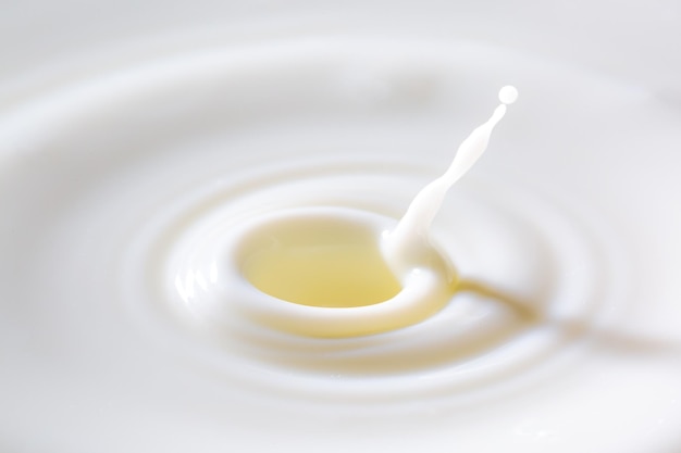 textura de gota de leite macro, respingo de leite ou líquido branco com ondulação de círculo