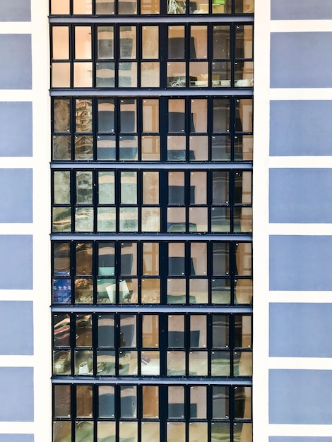 Foto textura de janelas e balcões espelhados azuis de uma casa de construção monolítica moderna alta nova