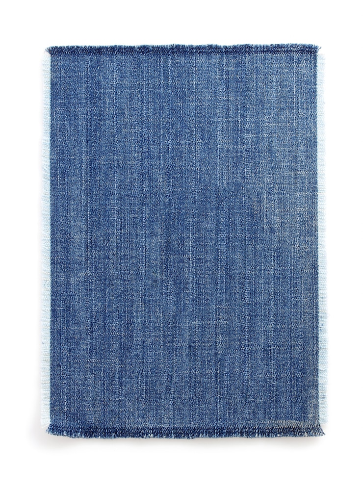 Foto textura de jeans azul em fundo branco