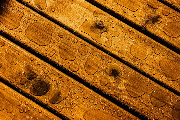 Textura de madeira com pingos de chuva com foco seletivo copiar espaço