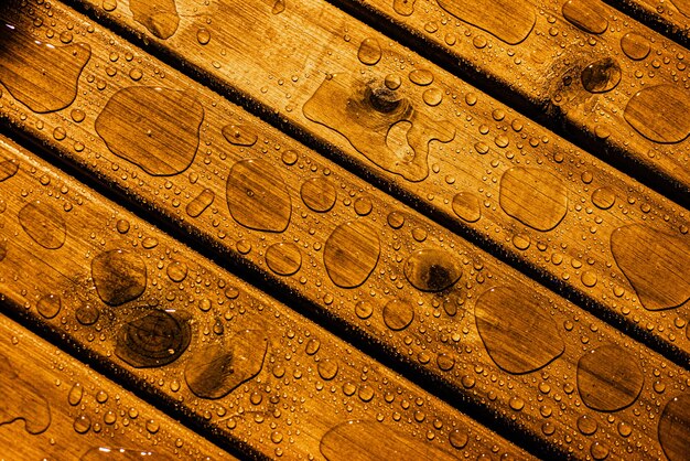 Textura de madeira com pingos de chuva com foco seletivo Copiar espaço