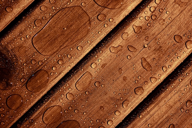 Textura de madeira com pingos de chuva com foco seletivo copiar espaço