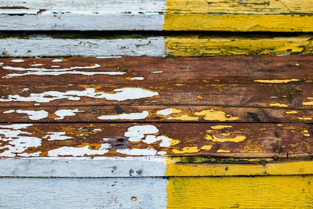 Textura de madeira com pintura descascada Aproximação da superfície pintada antiga