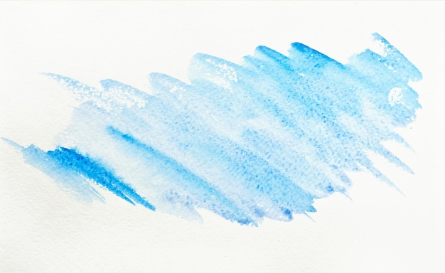 Textura de manchas azuis de aquarela em forma de nuvem em papel branco