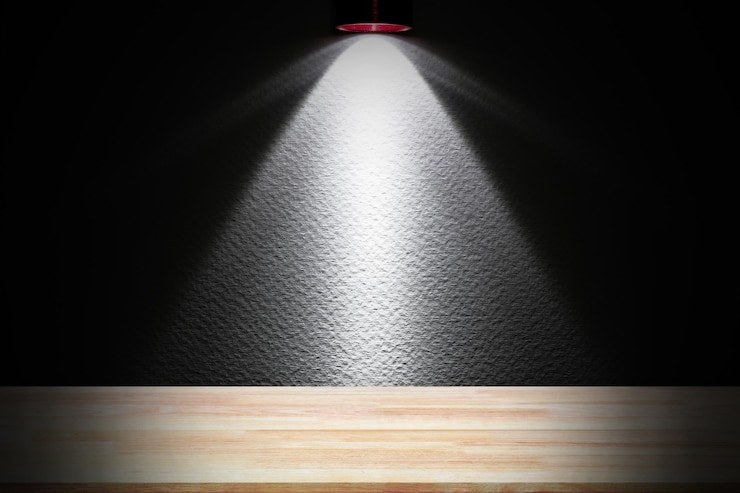 Foto textura de mesa de madeira natural abstrata com lanterna led preta para plano de fundo vista superior da madeira da prancha para design de interiores de produto de suporte gráfico ou montagem, exiba seu produto