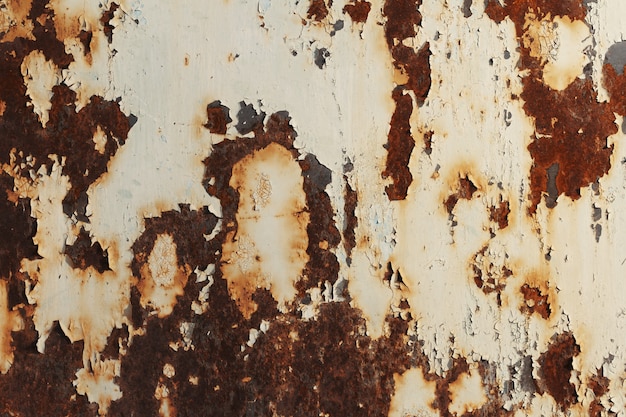 Foto textura de metal enferrujada com tinta branca. ferrugem e fundo de metal oxidado. painel de ferro de metal velho.