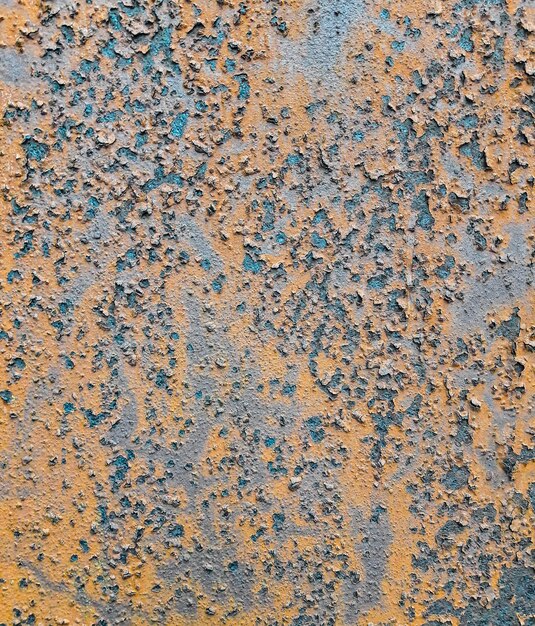 Textura de metal enferrujado velho O fundo é amarelo avermelhado e azul Corrosão de ferro